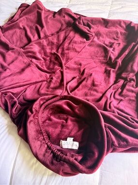 Women's Cowl Neck Sweater in Deep Burgundy - Unbranded